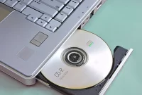 Cara Mengeluarkan Kaset dari Laptop