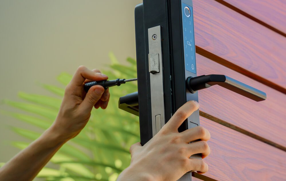 Estetika Tetap Terjaga! Rahasia Pasang Smart Door Lock Tanpa Bongkar Pintu Kayu Kesayangan