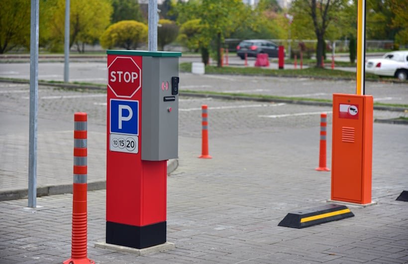 Sistem Parkir Konvensional Tidak Aman? Upgrade ke Integrasi Barrier Gate Kartu Akses Sekarang!