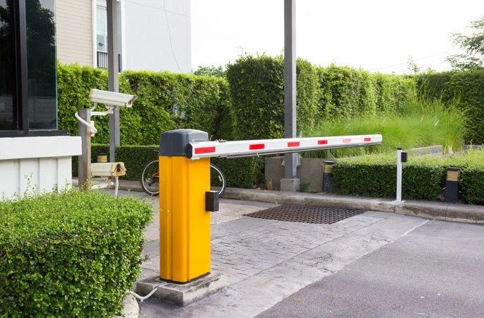 Antrean Parkir Mengular Bikin Rugi? Inilah Rahasia Barrier Gate Super Cepat!